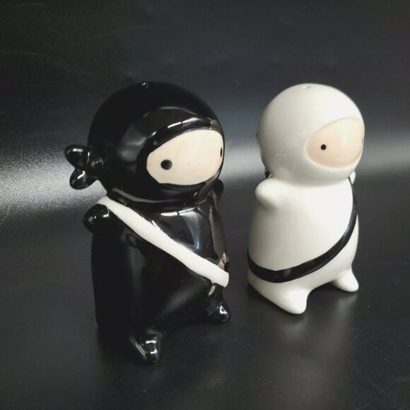 NINJA SALT AND PEPPER SHAKERS Set Ceramic Japanese Warriors Black White - Picture 3 of 12
